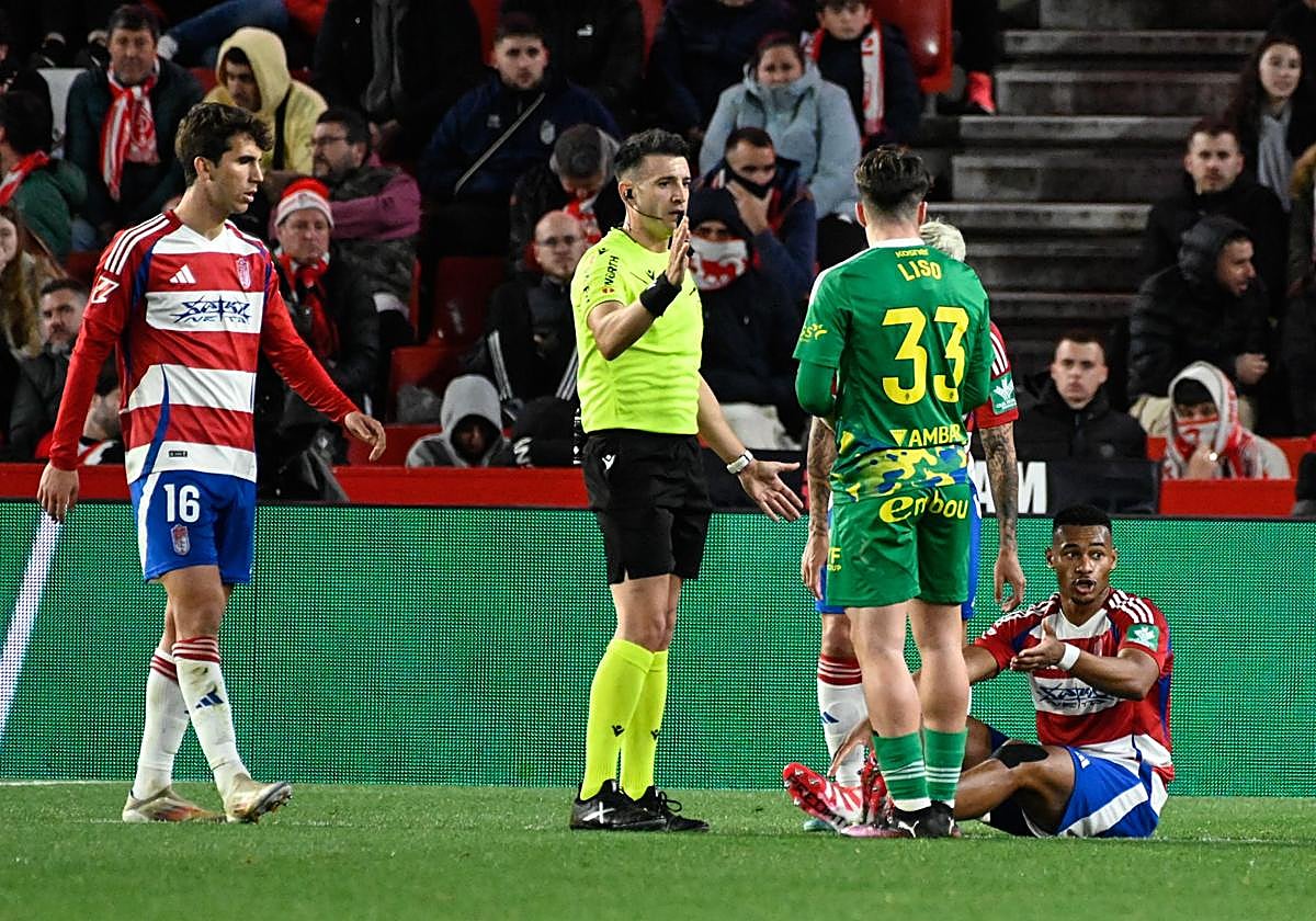 El colegiado Cid Camacho, en Los Cármenes.