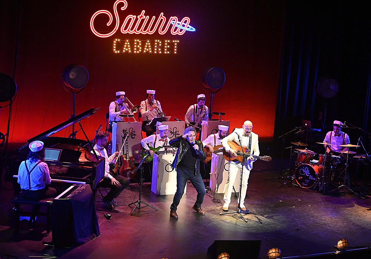 Miguel Ríos y Javier Ruibal, durante el concierto del jueves en el Isabel la Católica.