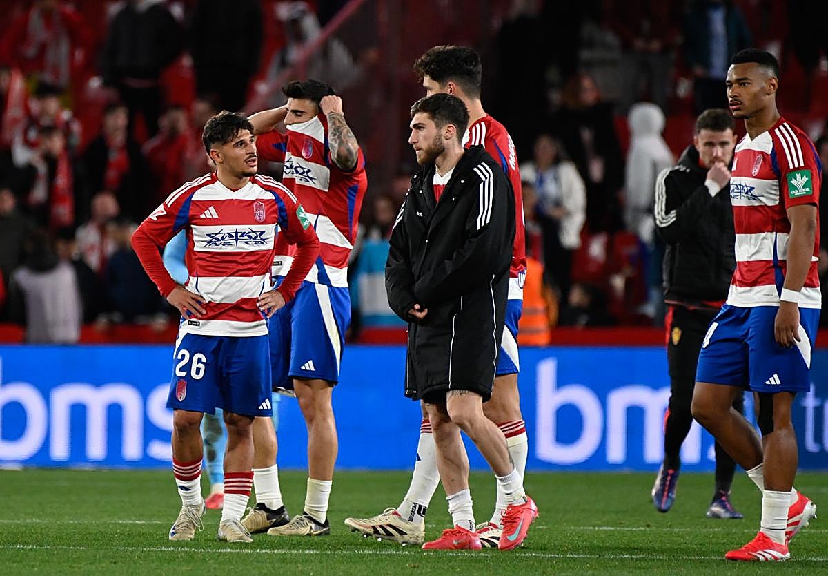 Los jugadores se lamentan al final del partido.