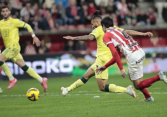 Luis Suárez arma el disparo que adelantó a la UDA.