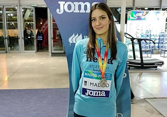 Una Stancev muestra su medalla de plata en Gallur (Madrid).