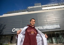 El estudiante de la UGR Luis Martínez presume de sudadera de Harvard frente al hospital HLA Inmaculada.