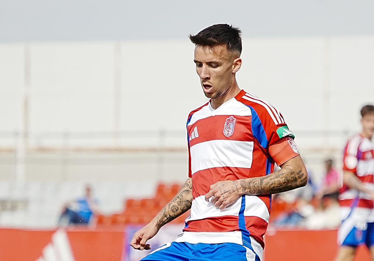 El rojiblanco Mario González golpea un balón en un partido con el Recreativo.