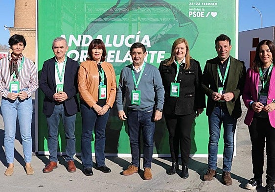 Francisco Reyes con seis de los siete jienenses que estarán en la Ejecutiva del PSOE-A.