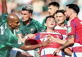 Uno de los lances del partido entre Racing de Ferrol y Granada en la primera vuelta.