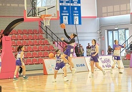 Las jugadoras del GmasB calientan antes de un partido anterior.