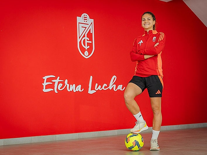 Laura Pérez controla el balón en las instalaciones de la Ciudad Deportiva junto al lema de 'eterna lucha'.