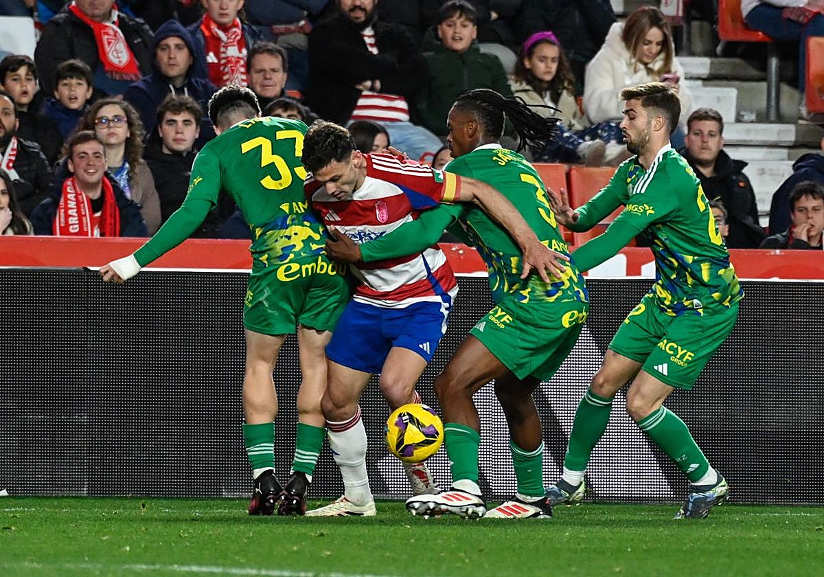 Lucas Boyé se escabulle de tres adversarios del Zaragoza.