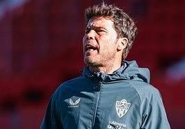 Rubi se dirige a sus jugadores durante un enternamiento.