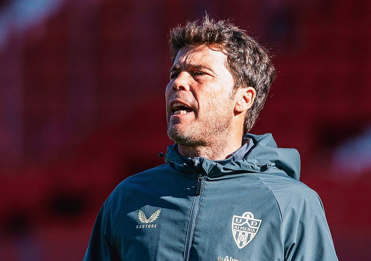 Rubi se dirige a sus jugadores durante un enternamiento.