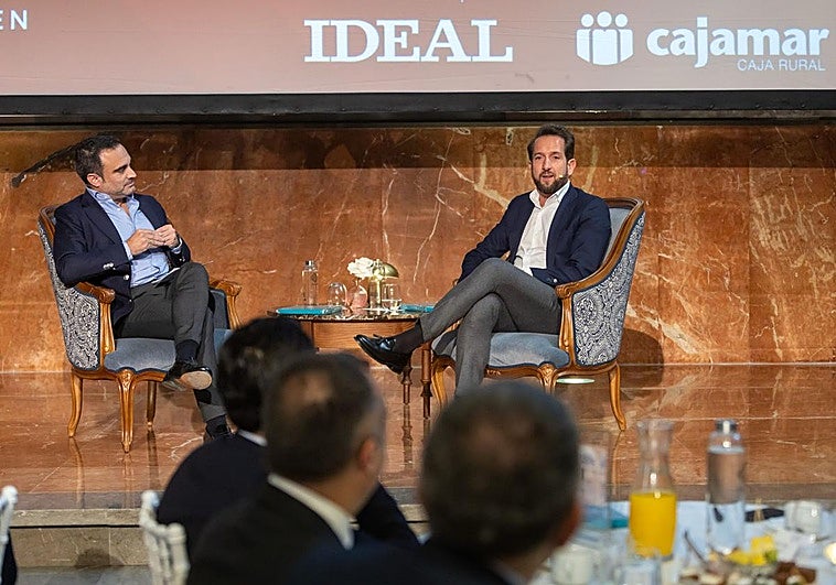 Raúl Berdonés, presidente de Secuoya, charla con el director de IDEAL, Quico Chirino.