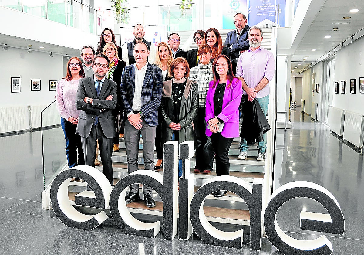 Profesores y representantes de las empresas participantes en la formación.