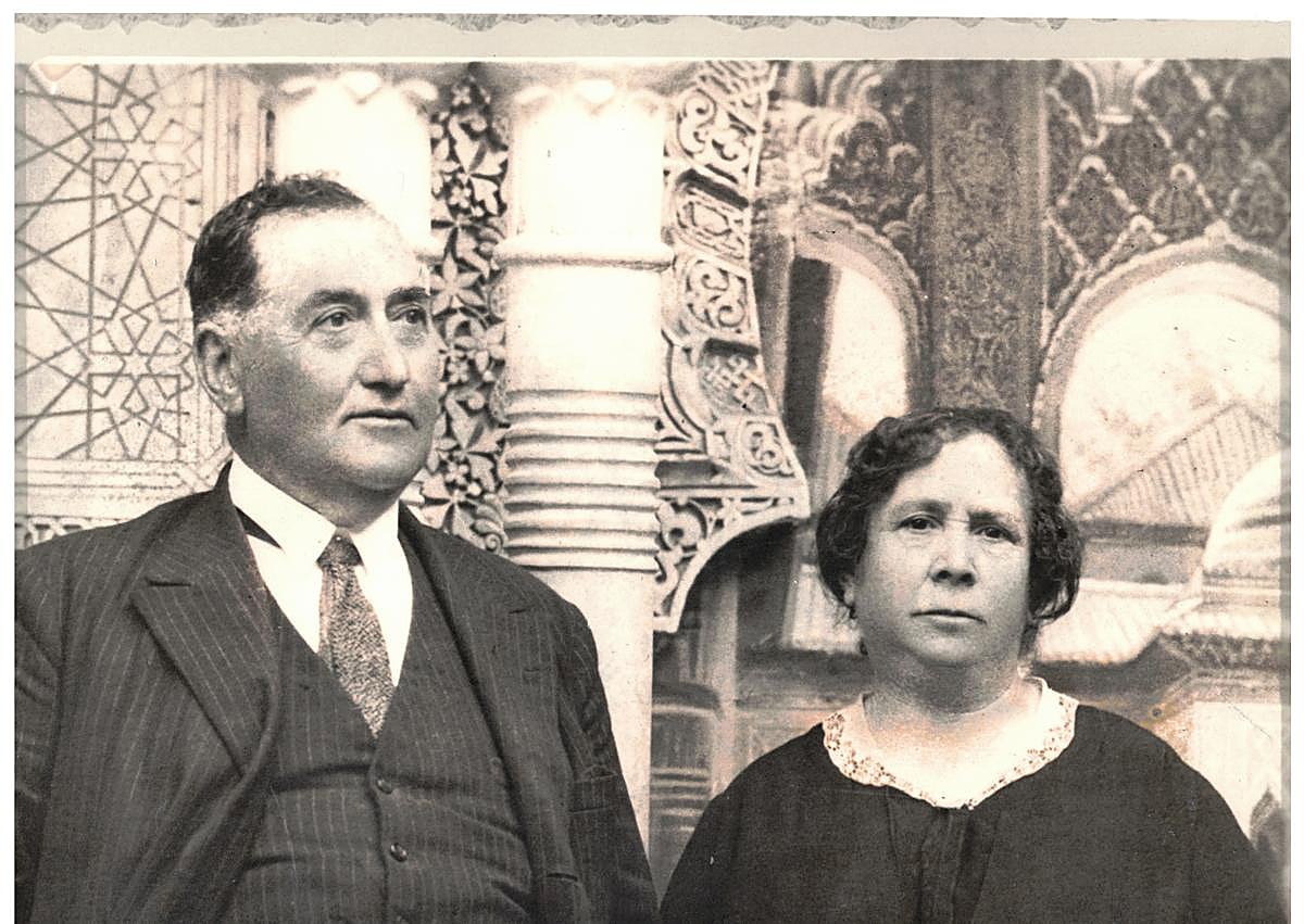 Imagen secundaria 1 - Los fundadores Abelardo Linares y Eduarda Reyes (1) y la segunda generación, Amalia Linares y Emilio Ruiz (2). Isabel y Carmen Ruiz Linares con su sobrina (3).