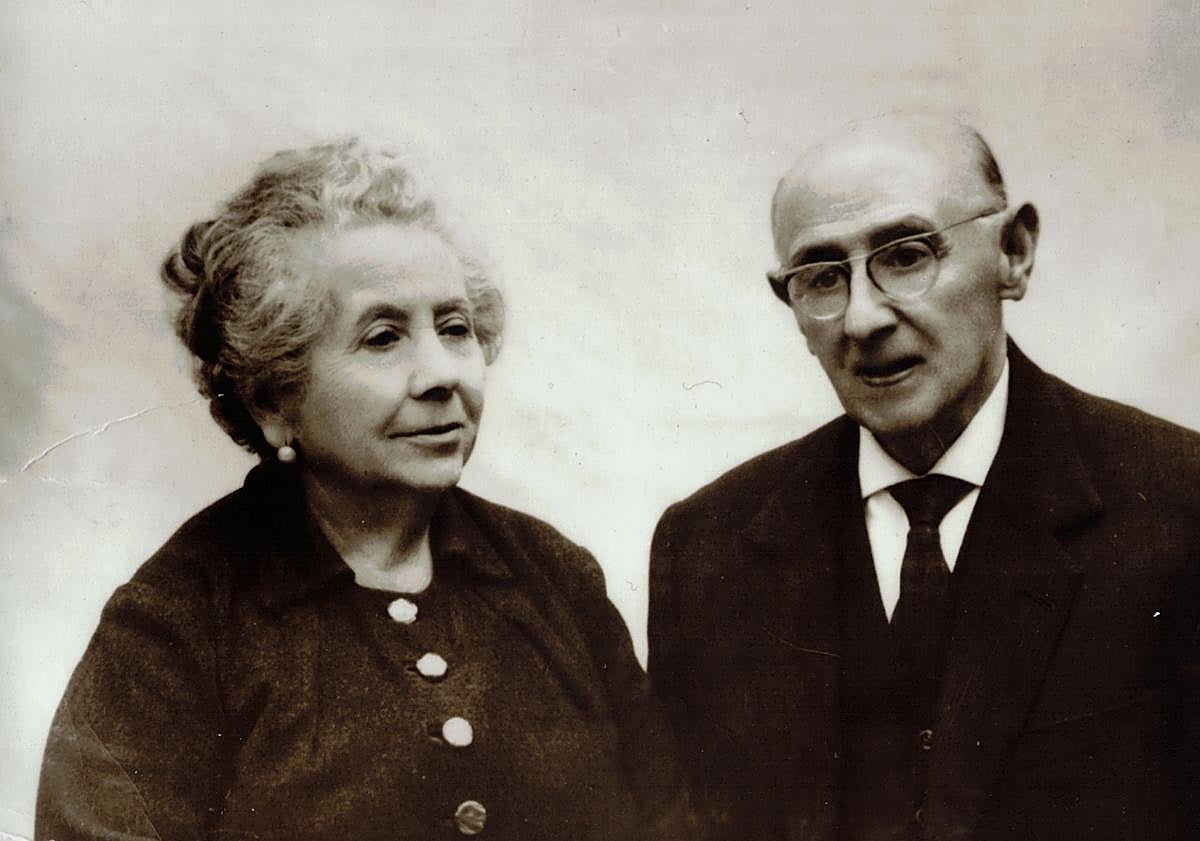 Imagen principal - Los fundadores Abelardo Linares y Eduarda Reyes (1) y la segunda generación, Amalia Linares y Emilio Ruiz (2). Isabel y Carmen Ruiz Linares con su sobrina (3).