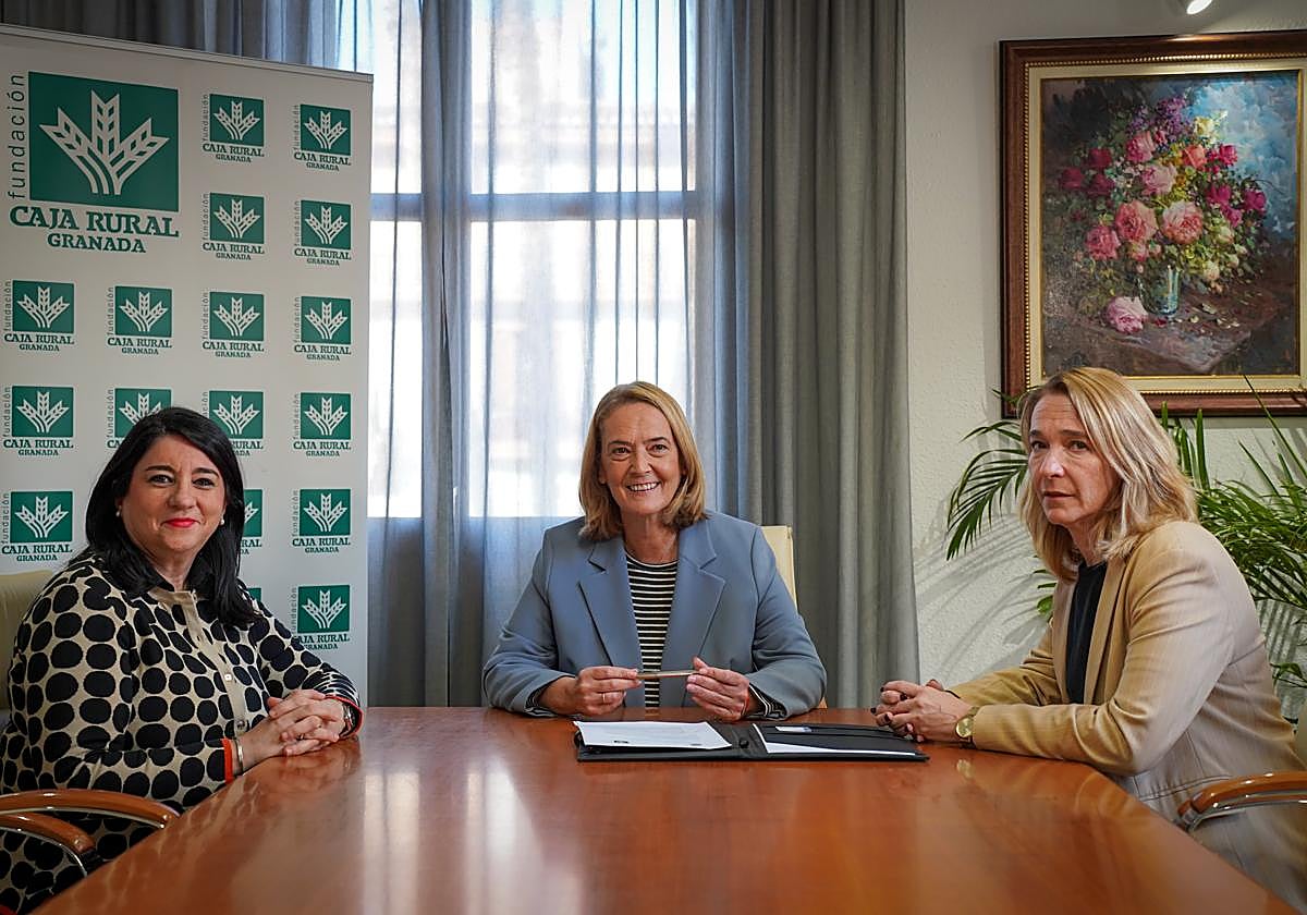 La alcaldesa de Motril, Luisa García Chamorro, la concejal de Patrimonio Industrial Azucarero, Madelin Banqueri, y la directora de la zona sur de Caja Rural de Granada, Marina González.