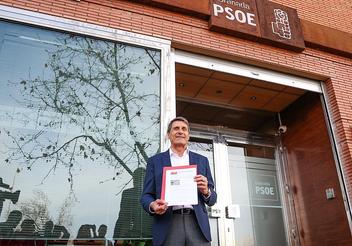 Pedro Fernández en la puerta de las oficinas del PSOE en la capital granadina.