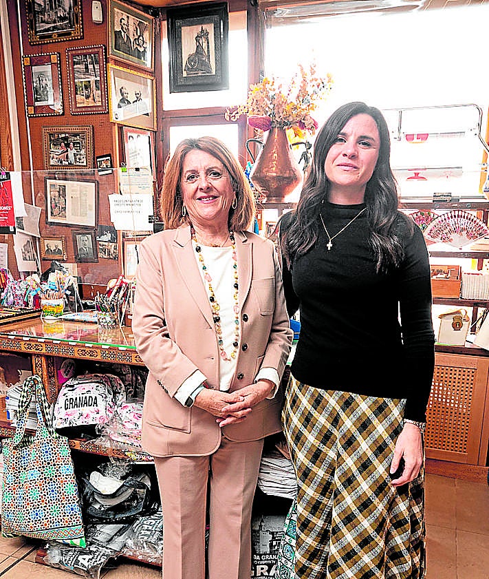 Imagen secundaria 2 - 1840 . El edificio antes de que lo comprara la familia (1) | Maloles Espigares, Isabel Ruiz Linares, Encarnita Peña y Fátima Guerrero abajo y arriba, Andrés Cruz, Fernando Gámez y Eduardo Martínez, en 2012 (2) | Maloles Espigares y su nuera Blanca García del Castillo (quinta generación) (3)