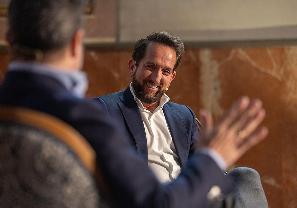 El empresario Raúl Berdonés, en un momento de la entrevista con Quico Chirino, en el foro que este lunes cerraba el ciclo de IDEAL Granada en futuro.