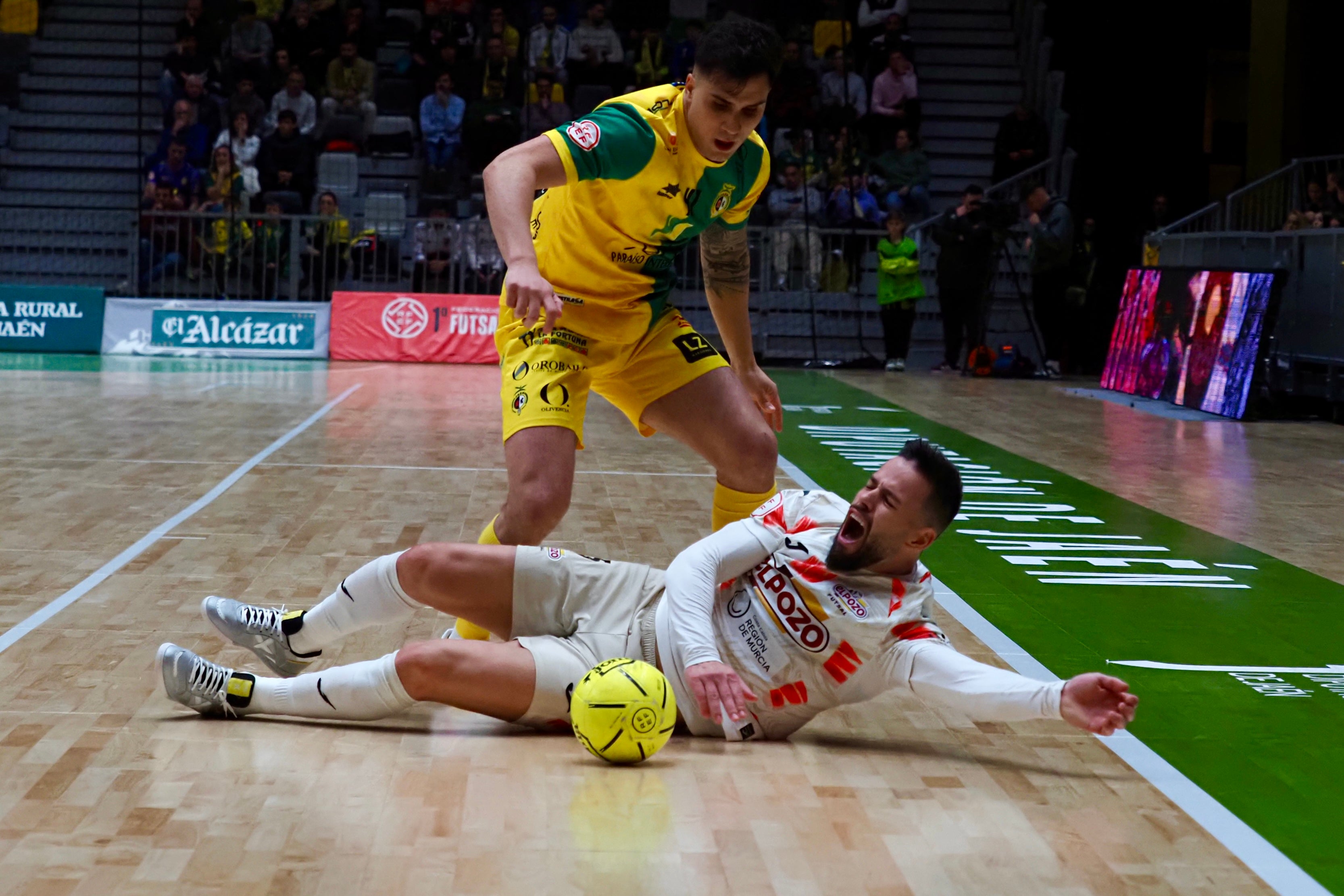 El argentino Mati Rosa pelea el esférico en una acción del partido.