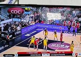 Gates lanza el tiro libre y ya empiezan los jugadores del Tenerife a pisar la zona.