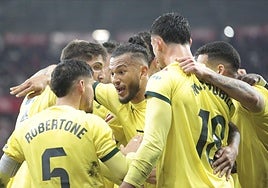 Luis Suárez agradece a Robertone la presión que dio paso al gol de la UDA.