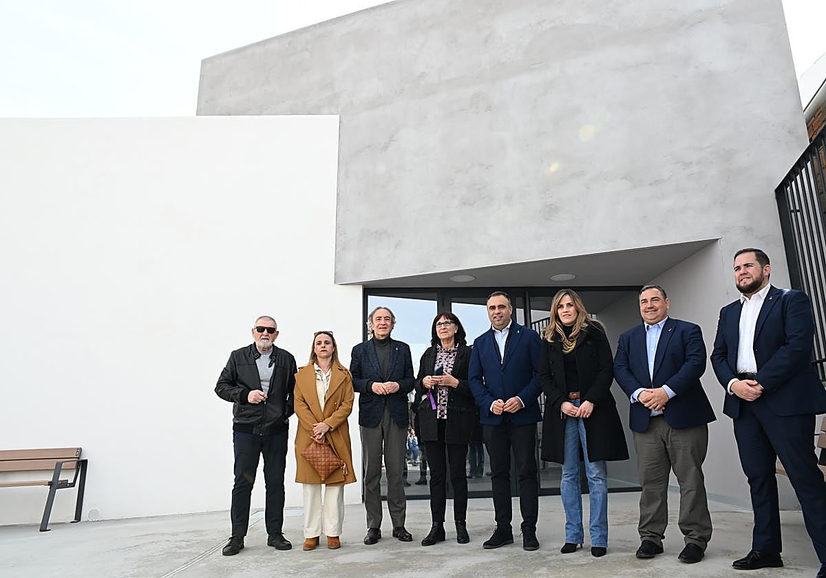 El presidente de la Diputación de Granada, Francis Rodríguez, junto al delegado de Salud y Consumo de la Junta de Andalucía en Granada, Indalecio Sánchez-Montesinos, y la alcaldesa de Aldeire, Delia Ferrer.