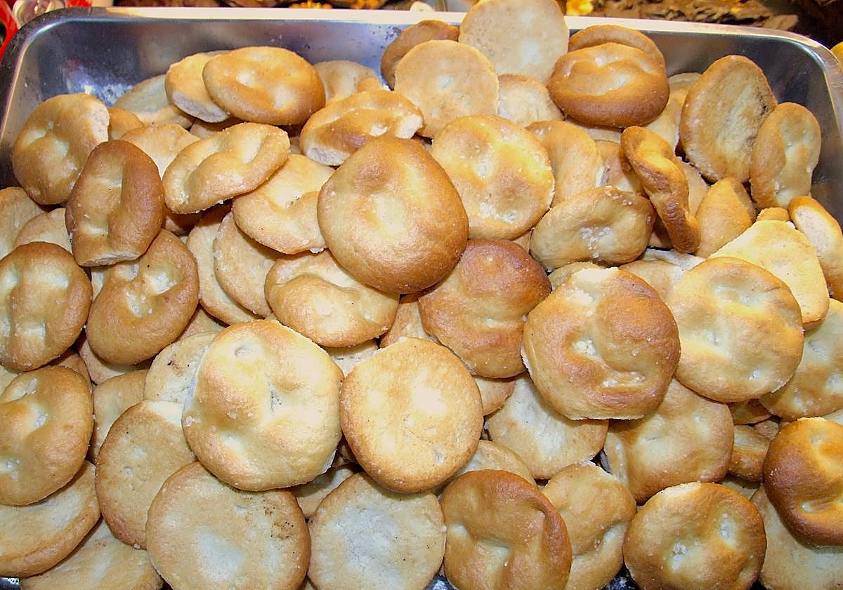 Imagen principal - La panadería tras las &#039;salaíllas&#039; más auténticas de Granada: «Son caseras de verdad»