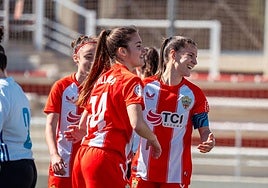 Marta Villalba y Jessi celebran uno de los goles rojiblancos.
