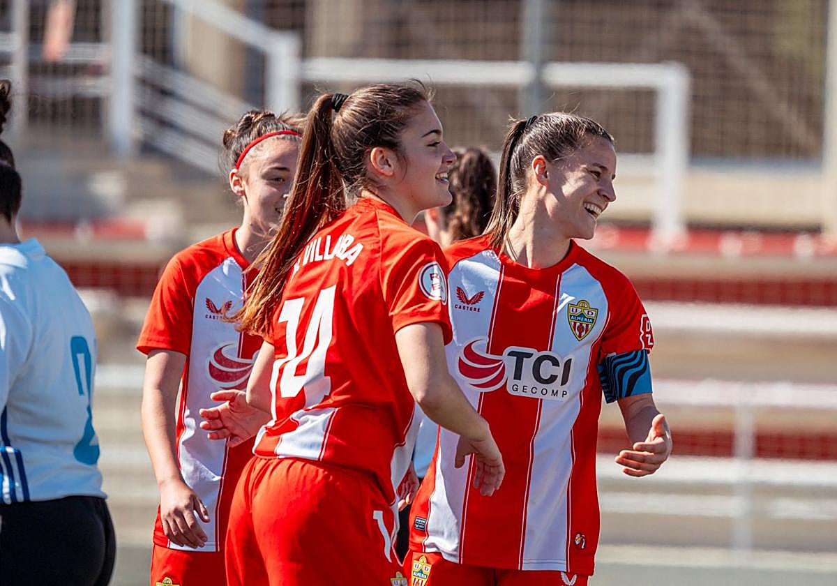 Marta Villalba y Jessi celebran uno de los goles rojiblancos.