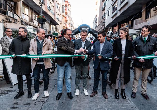 Las autoridades, en la salida de la prueba.