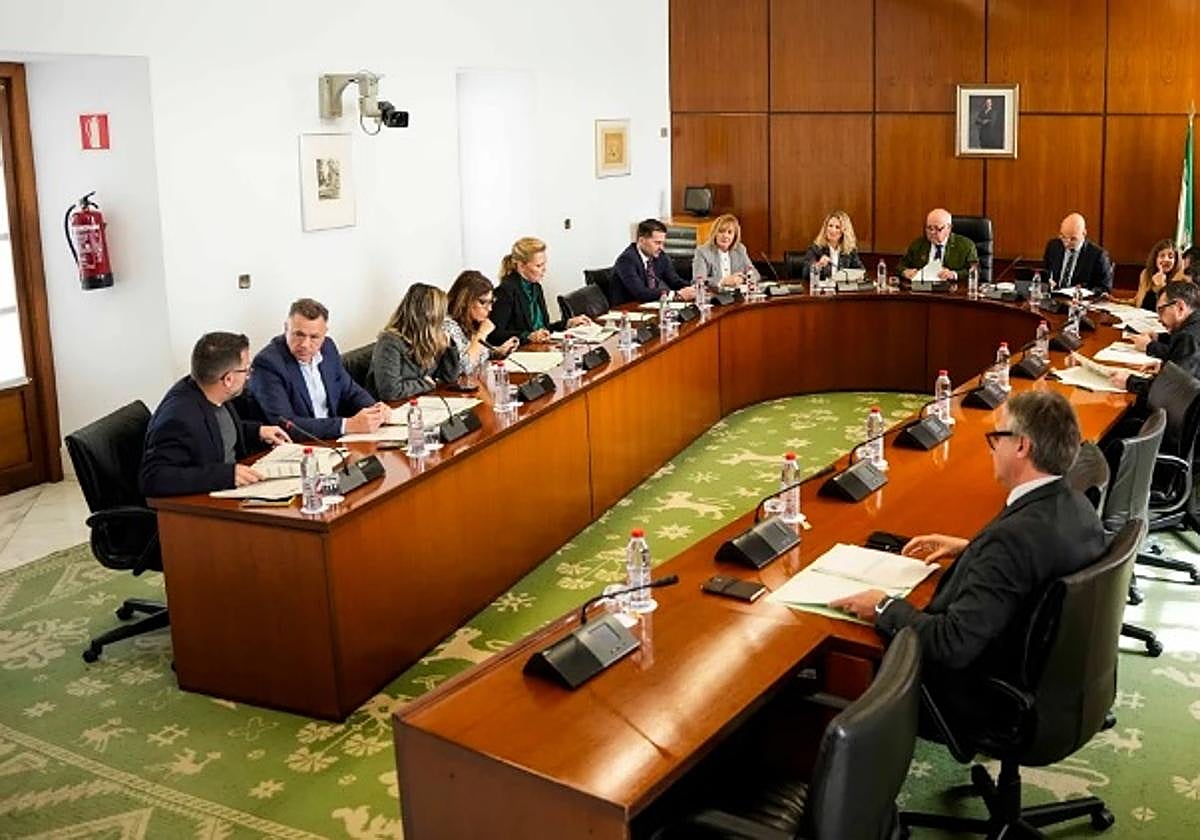 El Parlamento cambia su calendario para no colisionar con la agenda europea de Juanma Moreno