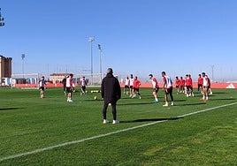 Los jugadores del Granada, durante un rondo en el entrenamiento del miércoles.