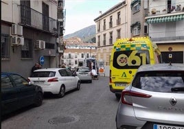 La ambulancia en el lugar de los hechos, calle Frente a Jesús, número 2.