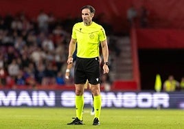 González Esteban atiende al desarrollo del partido entre el Granada y el Tenerife en Los Cármenes esta temporada.