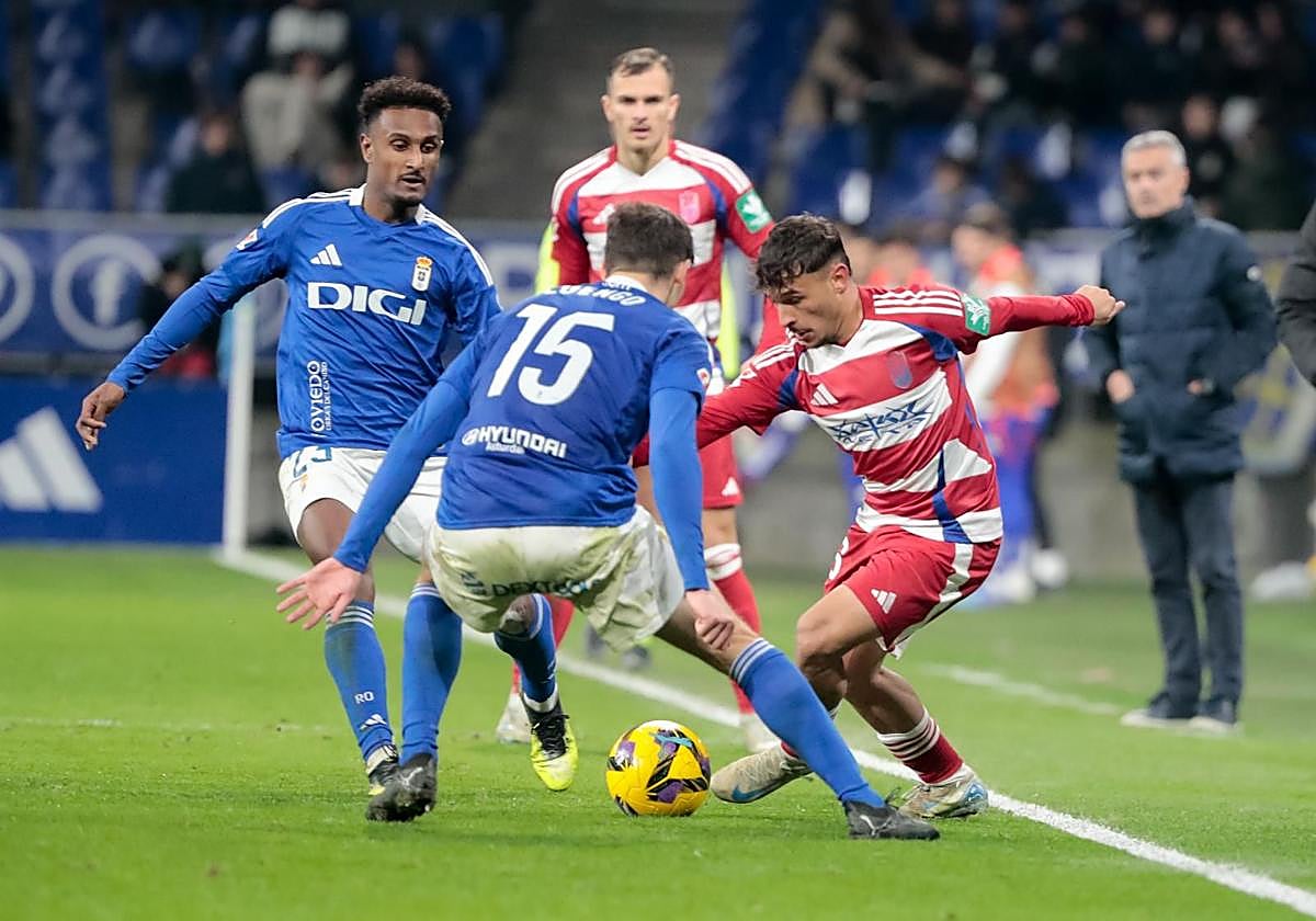 Rodelas intenta marcharse por banda en Oviedo.
