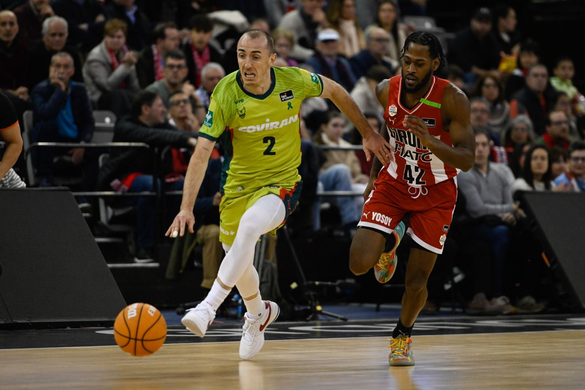 Jonathan Rousselle avanza con el balón como si jugara al fútbol, está claro que el Covirán necesitará utilizar todos los recursos a su alcance ante el UCAM Murcia.
