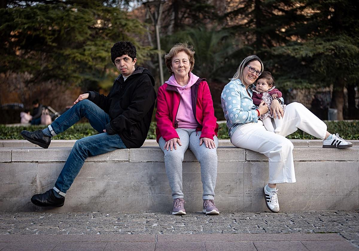 De izquierda a derecha, Juan, Inmaculada y Alejandra, en brazos de su madre. pepe marín