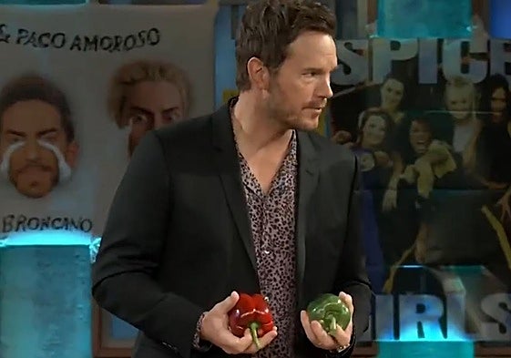 El actor sostiene los pimientos en La Revuelta.