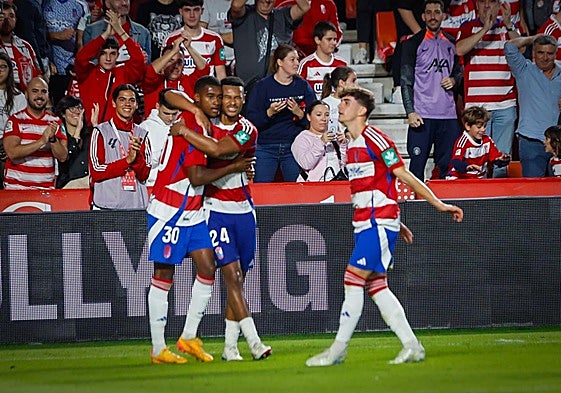 Siren Diao, autor del gol con el Córdoba, abrazado por Loïc Williams en presencia de Pablo Sáenz.