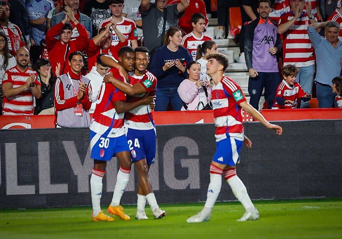 Siren Diao, autor del gol con el Córdoba, abrazado por Loïc Williams en presencia de Pablo Sáenz.