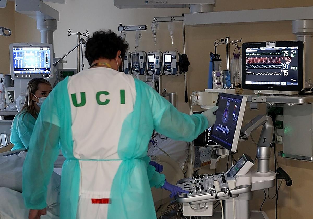 Pruebas a un paciente ingresado en la UCI del Hospital de Neurotraumatología.