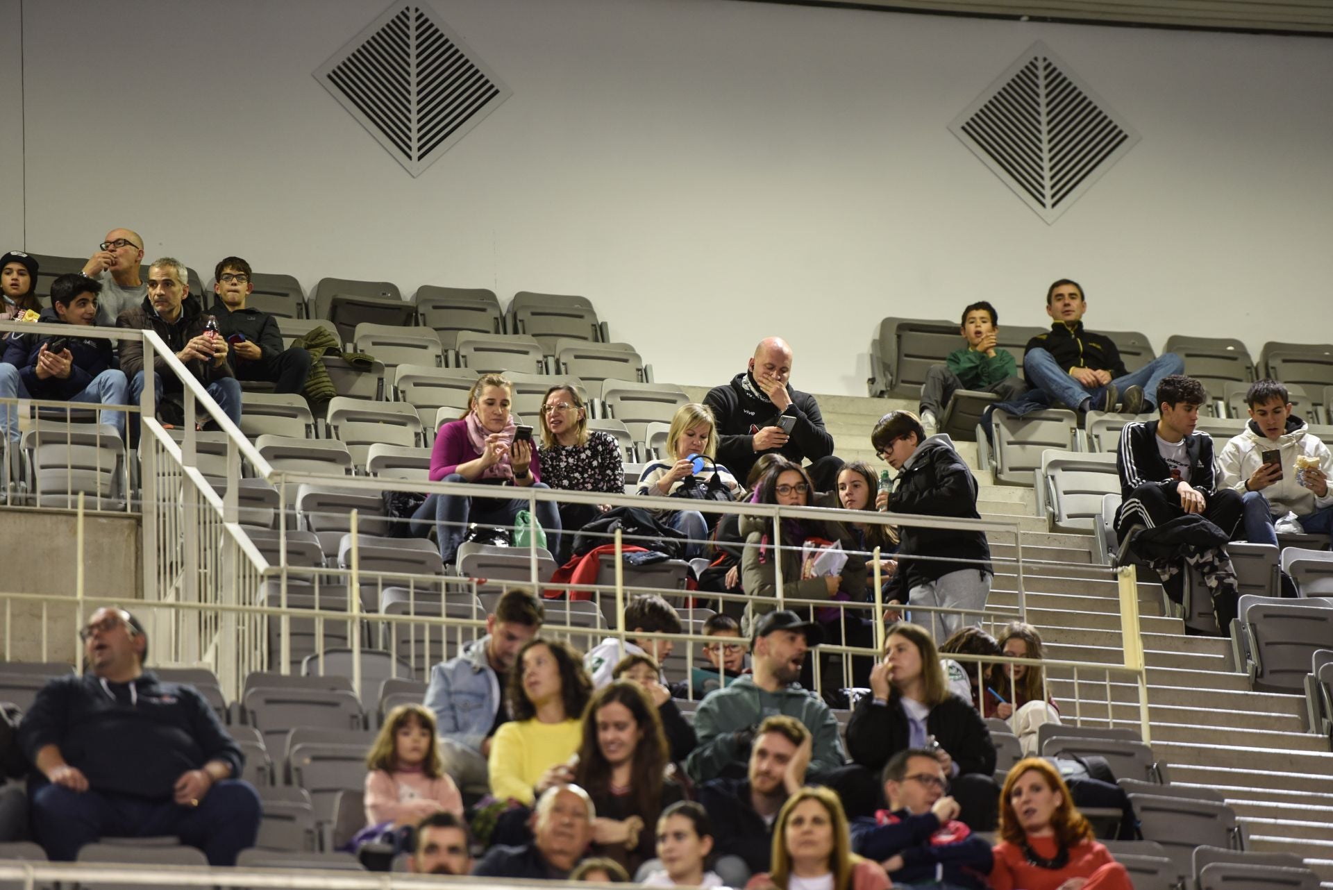 Encuéntrate en la grada del Palacio de Deportes en el Covirán-Murcia