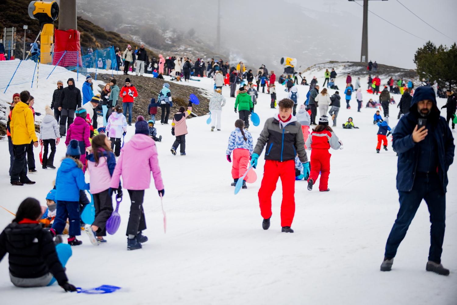 Las imágenes de Sierra Nevada plagada de trineos por el puente