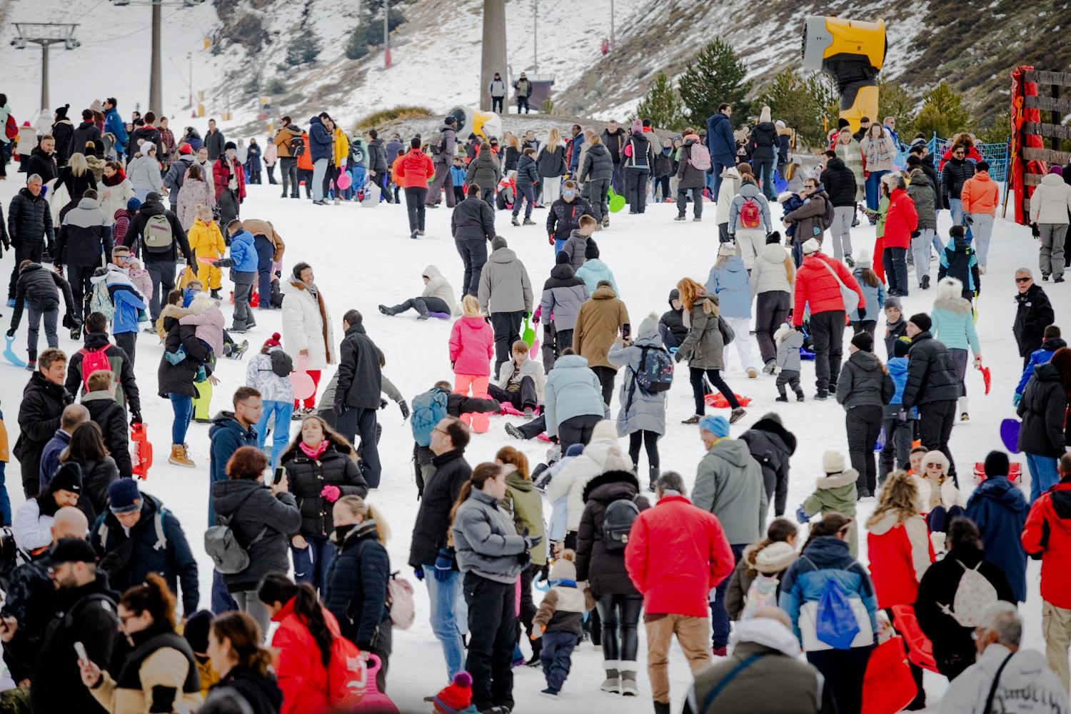 Las imágenes de Sierra Nevada plagada de trineos por el puente