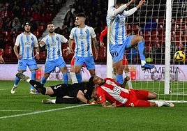 Alfonso Herrero y Luis Suárez por los suelos en una ocasión en la que la UDA pudo hacer gol