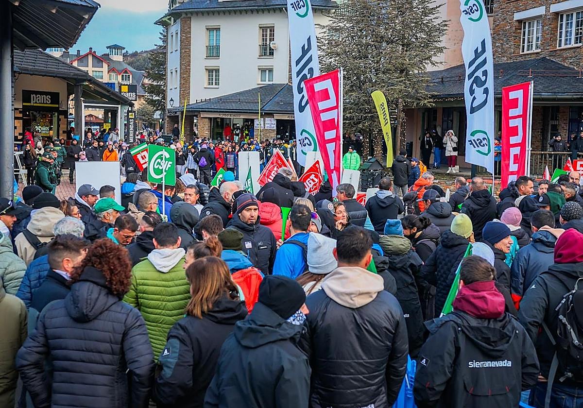 Protestas de los trabajadores de Cetursa este sábado en Sierra Nevada.