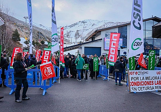 Trabajadores de Cetursa protestan en el primer día de huelga en la estación.