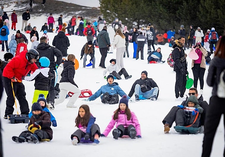 Visitantes en la pista del Río, cerrada oficialmente por la huelga en la estación.