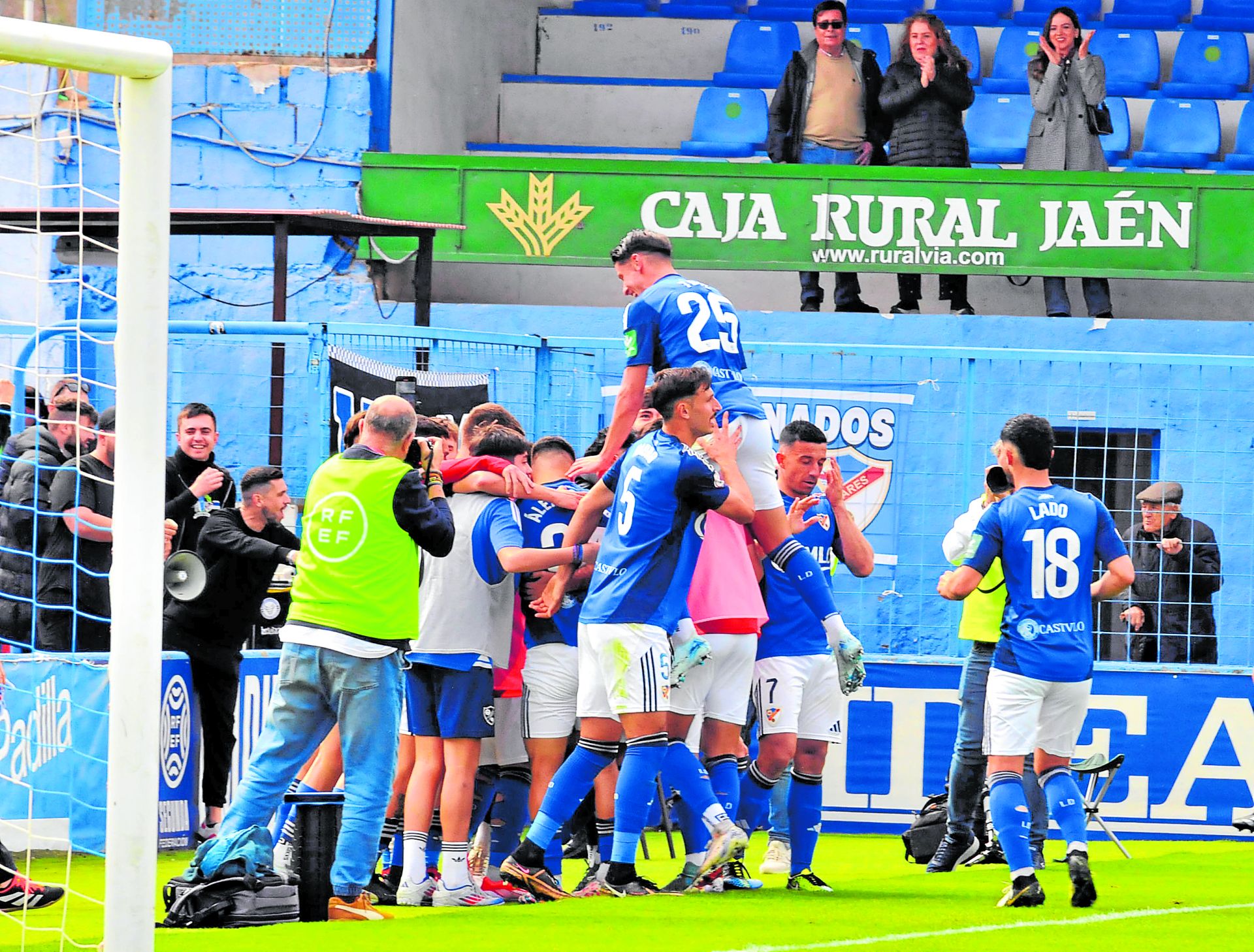 Los jugadores azulillos hacen una piña para festejar uno de los goles marcados ayer por el Linares en su estadio.