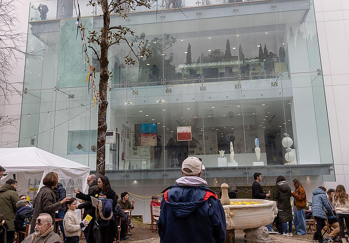 Desde el martes un rosario de personas ha querido visitar el edificio y la exposición.